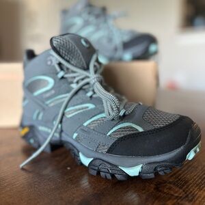NWT Moab 2 Mid GTX (Waterproof) - Women’s 9.5